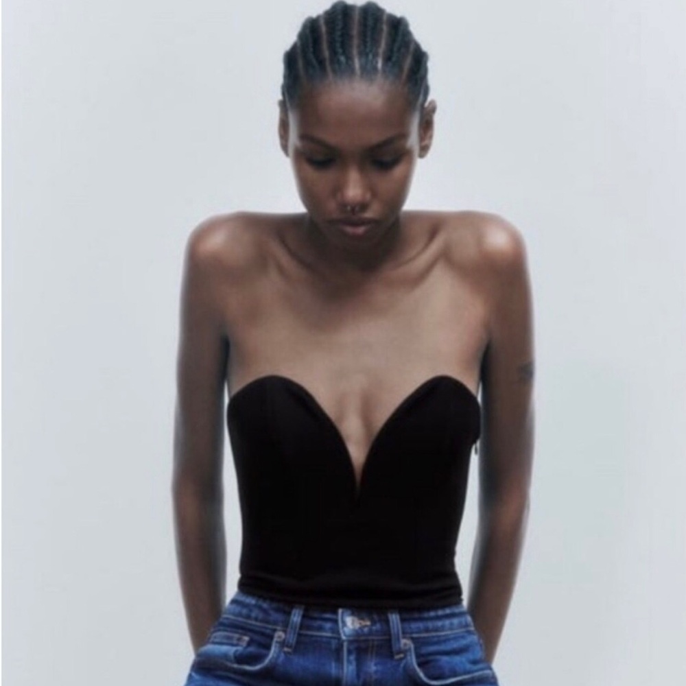 Zara Black bustier top, strapless size XS. I’m reposhing bought and doesn’t fit.